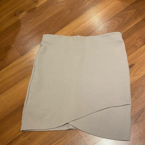 LAST DAY TO BUY!! Aritzia skirt - Picture 9 of 11